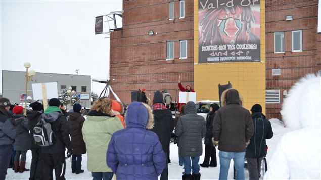 Une cinquantaine de personnes on joint le mouvement autochtone Idle no more à Val-d'Or. Une cinquantaine de personnes on joint le mouvement autochtone Idle no more à Val-d'Or.