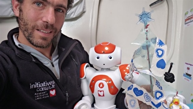 Tanguy de Lamotte et son robot Nao Tanguy de Lamotte et son robot Nao