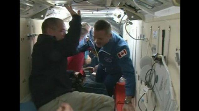 Chris Hadfield lors de son arrivée dans la SSI. Chris Hadfield lors de son arrivée dans la SSI.