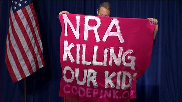 Un manifestant hostile à la NRA a interrompu brièvement un point de presse du lobby pro-armes. Un manifestant hostile à la NRA a interrompu brièvement un point de presse du lobby pro-armes.