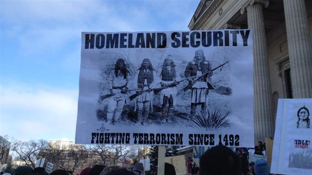 Des manifestants exhibent divers messages lors d'un rassemblement devant le palais législatif du Manitoba, le 21 décembre 2012. Des manifestants exhibent divers messages lors d'un rassemblement devant le palais législatif du Manitoba, le 21 décembre 2012.