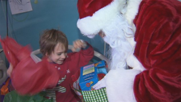 Le père Noël rend visite aux enfants malades du CHUS Le père Noël rend visite aux enfants malades du CHUS