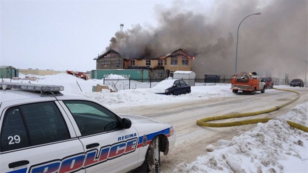 L'immeuble en flammes à Regina L'immeuble en flammes à Regina