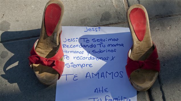 Une note destinée à une femme disparue ainsi que des chaussures lui appartenant à Ciudad Juarez, au Mexique Une note destinée à une femme disparue ainsi que des chaussures lui appartenant à Ciudad Juarez, au Mexique