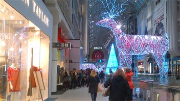 Des consommateurs au Centre Eaton avant Noël. Des consommateurs au Centre Eaton avant Noël.