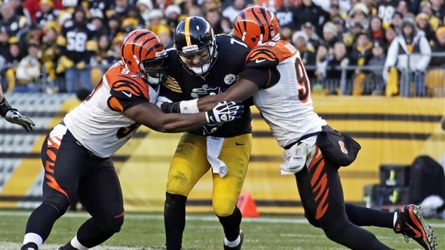 Ben Roethlisberger des Steelers de Pittsburgh est freiné par deux joueurs des Bengals de Cincinnati. Ben Roethlisberger des Steelers de Pittsburgh est freiné par deux joueurs des Bengals de Cincinnati.