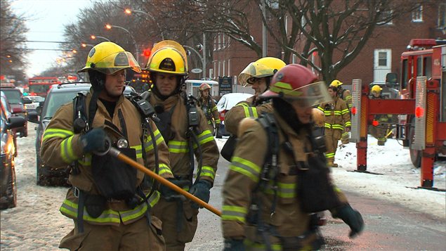 Des pompiers du Service de sécurité des incendies. Des pompiers du Service de sécurité des incendies.