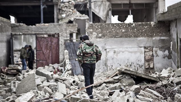 Un soldat syrien dans des ruines Un soldat syrien dans des ruines