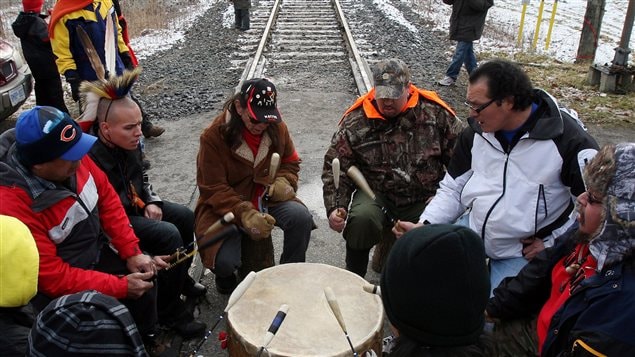 Des autochtones de la nation Aamjiwnaang tiennent un barrage sur les rails du CN, à Sarnia Des autochtones de la nation Aamjiwnaang tiennent un barrage sur les rails du CN, à Sarnia