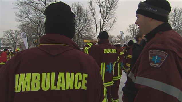 Des ambulanciers manifestent à Québec sur la Colline parlementaire. Des ambulanciers manifestent à Québec sur la Colline parlementaire.