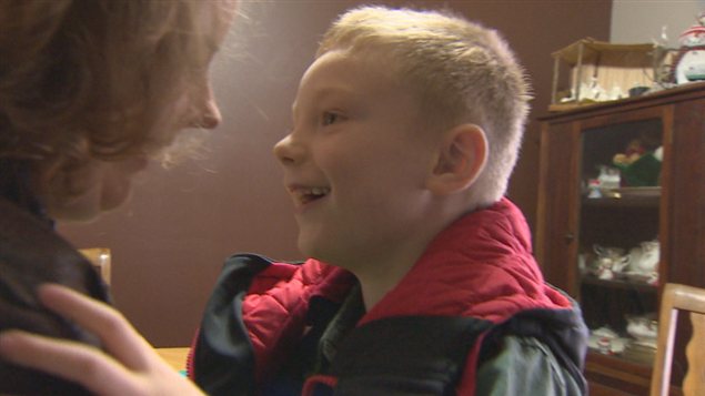 Le petit Xander porte une veste qui se gonfle à l'air afin de l'aider à mieux vivre avec son trouble de surcharge sensorielle. Le petit Xander porte une veste qui se gonfle à l'air afin de l'aider à mieux vivre avec son trouble de surcharge sensorielle.