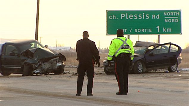 Des policiers sur les lieux de l'accident près de la route Plessis. Des policiers sur les lieux de l'accident près de la route Plessis.
