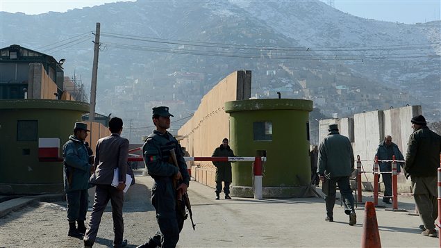 Des membres des forces de sécurité montent la garde devant le quartier général de la police à Kaboul, où un consultant a été abattu par une policière afghane Des membres des forces de sécurité montent la garde devant le quartier général de la police à Kaboul, où un consultant a été abattu par une policière afghane