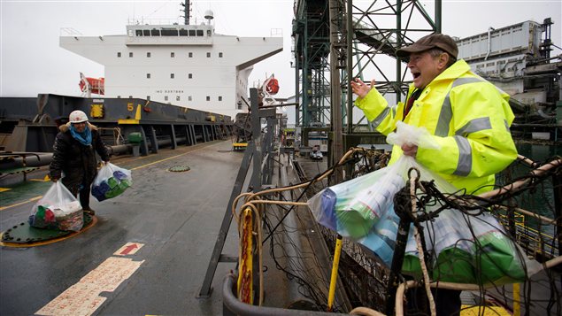 Des marins ont reçu des cadeaux de Noël au port de Vancouver. Des marins ont reçu des cadeaux de Noël au port de Vancouver.