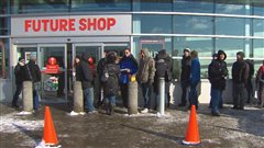 Des consommateurs attendent l'ouverture des magasins. Des consommateurs attendent l'ouverture des magasins.