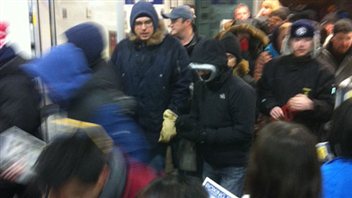 Des acheteurs se précipitent à l'intérieur du magasin Best Buy de la rue St James à Winnipeg pour profiter des soldes Après-Noël. Des acheteurs se précipitent à l'intérieur du magasin Best Buy de la rue St James à Winnipeg pour profiter des soldes Après-Noël.
