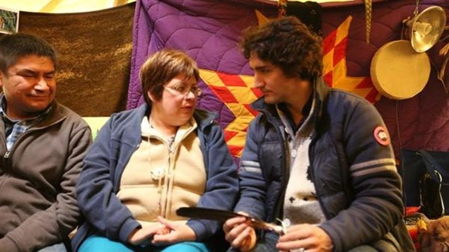 Justin Trudeau et Theresa Spence Justin Trudeau et Theresa Spence