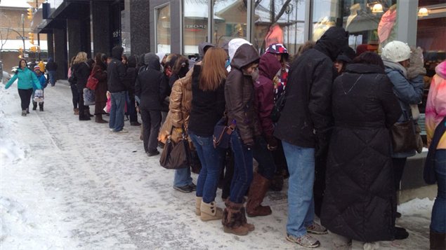 Une cinquantaine d'acheteurs en quête d'aubaines font la file par -30 Celcius devant le magasin Lululemon de Saskatoon le 26 décembre. Une cinquantaine d'acheteurs en quête d'aubaines font la file par -30 Celcius devant le magasin Lululemon de Saskatoon le 26 décembre.