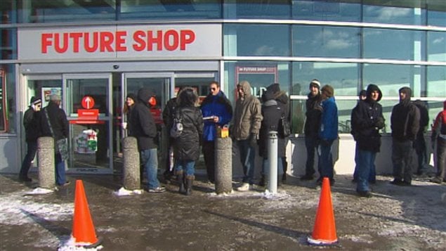 Des consommateurs attendent l'ouverture des magasins. Des consommateurs attendent l'ouverture des magasins.