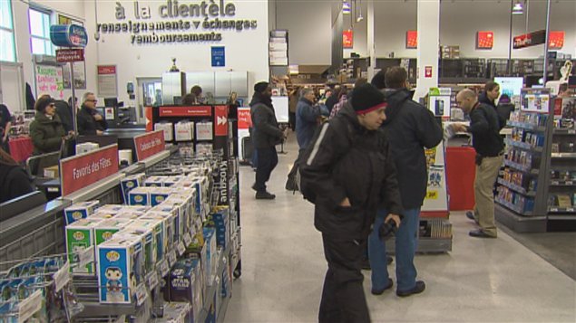 Les consommateurs sont nombreux chez Future Shop. Les consommateurs sont nombreux chez Future Shop.