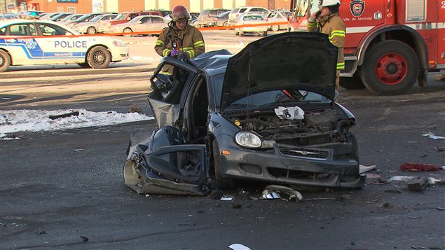 L'accident a eu lieu vers 11 h 20 lorsqu'une voiture a percuté un autre véhicule qui était immobilisé à un feu rouge. L'accident a eu lieu vers 11 h 20 lorsqu'une voiture a percuté un autre véhicule qui était immobilisé à un feu rouge.