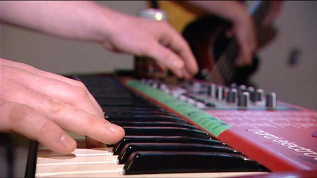 Un musicien jouant du clavier Un musicien jouant du clavier
