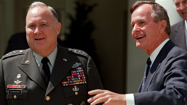 Le général Norman Schwarzkopf et l'ancien président George H.W. Bush le 23 avril 1991 Le général Norman Schwarzkopf et l'ancien président George H.W. Bush le 23 avril 1991
