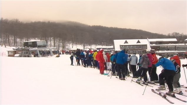 Des skieurs attendent pour prendre le remonte-pente au Mont-Orford. Des skieurs attendent pour prendre le remonte-pente au Mont-Orford.