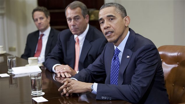 Le président américain Barack Obama avec, à sa droite, le chef de file des républicains à la Chambre des représentants, John Boehner, et le secrétaire au Trésor, Timothy Geithner Le président américain Barack Obama avec, à sa droite, le chef de file des républicains à la Chambre des représentants, John Boehner, et le secrétaire au Trésor, Timothy Geithner
