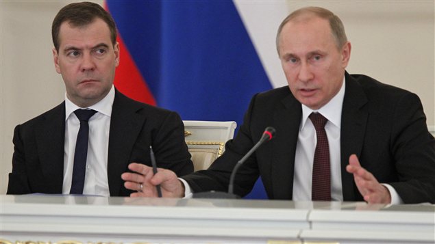 Le président Vladimir Poutine (à droite) et son premier ministre Dimitri Medvedev la veille de la promulgation de la loi. Le président Vladimir Poutine (à droite) et son premier ministre Dimitri Medvedev la veille de la promulgation de la loi.
