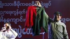Chandail tricoté par Aung San Suu Kyi Chandail tricoté par Aung San Suu Kyi