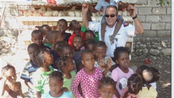 Le lieutenant Jocelyn Desrochers en mission en Haïti. Le lieutenant Jocelyn Desrochers en mission en Haïti.