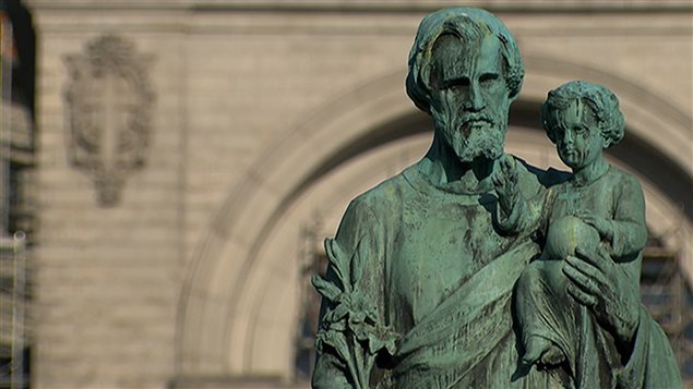 Une statue devant l'Oratoire Saint-Joseph, fondé par un religieux de la congrégation de Sainte-Croix Une statue devant l'Oratoire Saint-Joseph, fondé par un religieux de la congrégation de Sainte-Croix