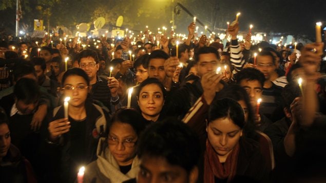 Veillée à la bougie à New Delhi en mémoire de la jeune femme morte à la suite du viol Veillée à la bougie à New Delhi en mémoire de la jeune femme morte à la suite du viol