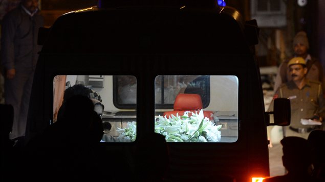 Une voiture qui transporte le corps de la victime d'un viol collectif dans les rues de New Delhi Une voiture qui transporte le corps de la victime d'un viol collectif dans les rues de New Delhi