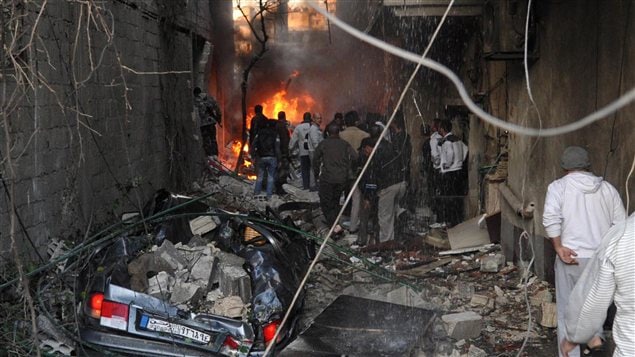 Des Syriens inspectent la scène d'une explosion à Jaramana le 28 novembre 2012. Des Syriens inspectent la scène d'une explosion à Jaramana le 28 novembre 2012.