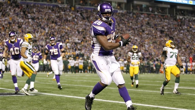 Le demi des Vikings du Minnesota Adrian Peterson a franchi la barre des 2000 verges de gains. Le demi des Vikings du Minnesota Adrian Peterson a franchi la barre des 2000 verges de gains.
