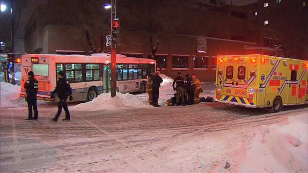 Un autobus de la STM a happé un homme qui circulait en fauteuil roulant, samedi à Montréal Un autobus de la STM a happé un homme qui circulait en fauteuil roulant, samedi à Montréal