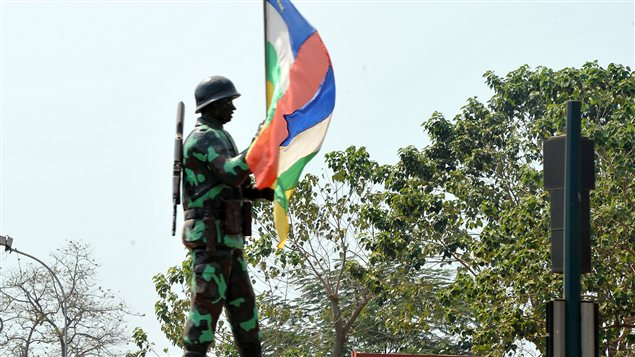 Un soldat brandit un drapeau de la République centrafricaine, dans la capitale Bangui Un soldat brandit un drapeau de la République centrafricaine, dans la capitale Bangui