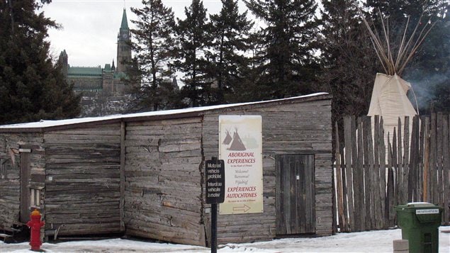 Le campement de la chef autochtone Theresa Spence, sur une île de la rivière des Outaouais. En arrière-plan: le Parlement canadien Le campement de la chef autochtone Theresa Spence, sur une île de la rivière des Outaouais. En arrière-plan: le Parlement canadien