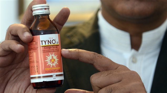 Un officiel pakistan montre le sirop contre la toux qui serait en cause dans la mort de 33 personnes Un officiel pakistan montre le sirop contre la toux qui serait en cause dans la mort de 33 personnes