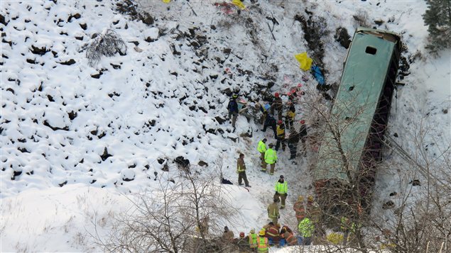 Des secouristes sur la scène de l’accident. Des secouristes sur la scène de l’accident.