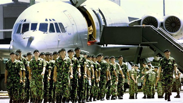 Des soldats britanniques participant à la force internationale de l'ONU au Timor oriental arrivent à l'aéroport de Darwin, en Australie, en 1999. Des soldats britanniques participant à la force internationale de l'ONU au Timor oriental arrivent à l'aéroport de Darwin, en Australie, en 1999.