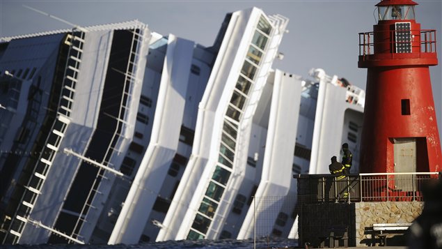 Le 13 janvier, le bateau de croisière Costa Concordia s'échoue au large de la côte italienne. Trente-deux personnes meurent dans l'accident. Le 13 janvier, le bateau de croisière Costa Concordia s'échoue au large de la côte italienne. Trente-deux personnes meurent dans l'accident.