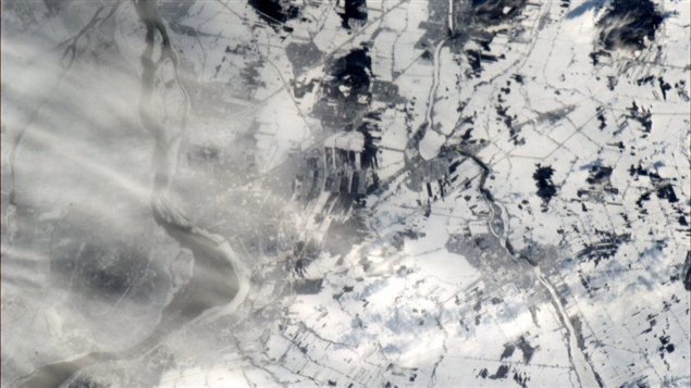 Montréal, à gauche, et la Rive-Sud depuis la Station spatiale internationale. Photo prise par Chris Hadfield. Montréal, à gauche, et la Rive-Sud depuis la Station spatiale internationale. Photo prise par Chris Hadfield.
