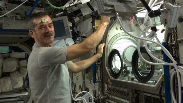 L'astronaute Chris Hadfield effectuant une expérience dans la Station spatiale internationale. L'astronaute Chris Hadfield effectuant une expérience dans la Station spatiale internationale.