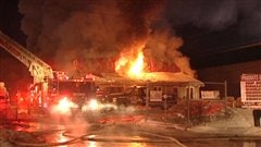 L'équipement industriel et les bombonnes de propanes sur le site n'ont pas facilité la tâche des pompiers. L'équipement industriel et les bombonnes de propanes sur le site n'ont pas facilité la tâche des pompiers.
