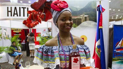 Une Haïtienne expose les produits de son pays dans une foire de tourisme tenue à Santo Domingo, en juin 2012. Une Haïtienne expose les produits de son pays dans une foire de tourisme tenue à Santo Domingo, en juin 2012.
