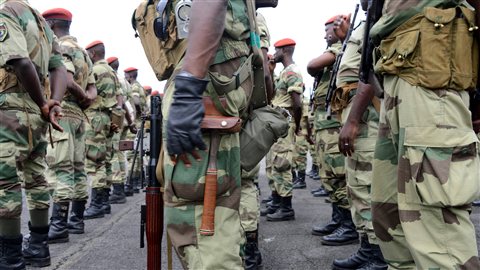 Des soldats du Gabon s'apprêtent à se rendre en République centrafricaine pour participer à la Force multinationale africaine. Des soldats du Gabon s'apprêtent à se rendre en République centrafricaine pour participer à la Force multinationale africaine.