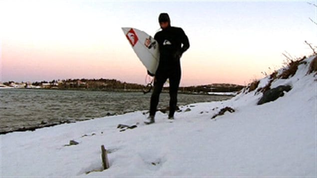 Un surfeur sur les côtes de la Nouvelle-Écosse Un surfeur sur les côtes de la Nouvelle-Écosse